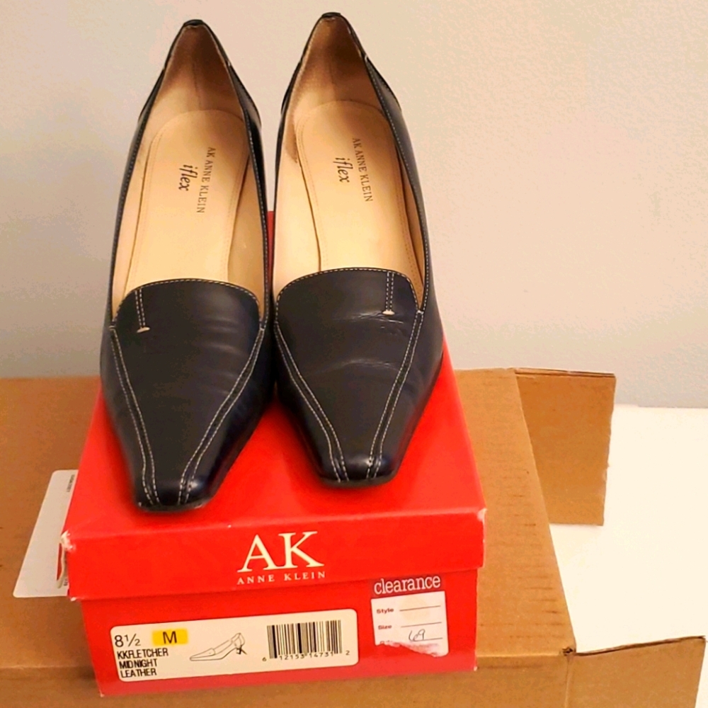Leather navy blue heels